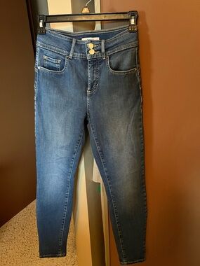 Guess Women's Skinny Jeans in Dark Blue Wash